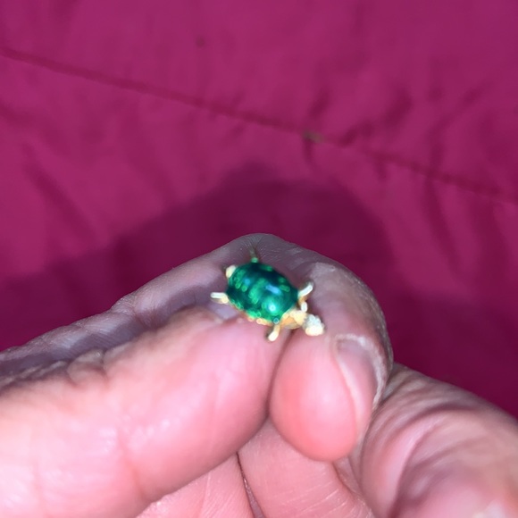 Tiny turtle gold earrings pierced with backs - Picture 4 of 5